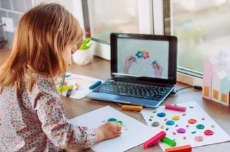3 años niña artes creativas. manos de niño jugando con plastilina de  arcilla de colores. autoaislamiento covid-19, educación en línea, educación  en el hogar. niña pequeña estudiando en casa, aprendizaje en casa